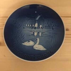 Bing and Grondahl 1974 Christmas plate Christmas in the‎ village EUC